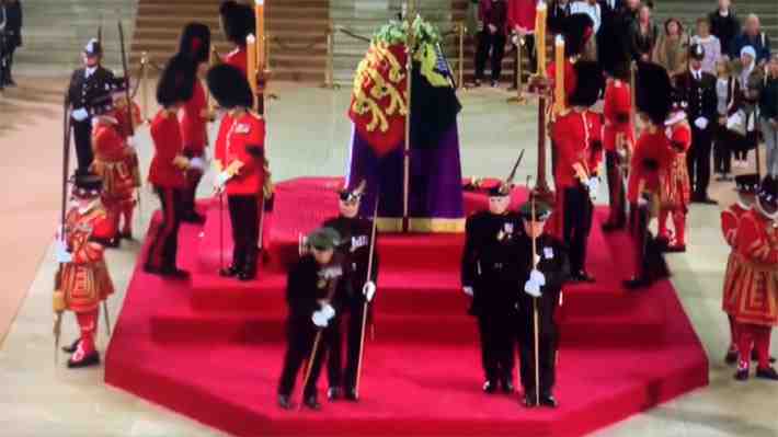 El impactante momento en que guardia real se desmaya mientras custodiaba el ataúd de Isabel II