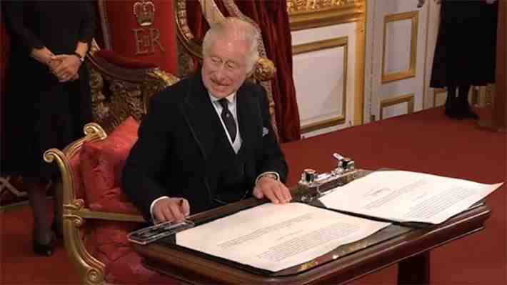 "Le daría un respiro", "No tiene autocontrol": Británicos divididos ante reacciones de fastidio e impaciencia del rey Carlos III