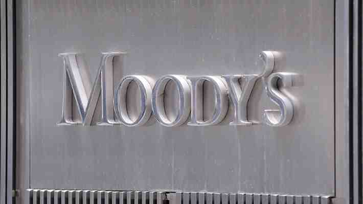 Moody's rebaja calificación crediticia de Chile por "debilitamiento" fiscal y económico