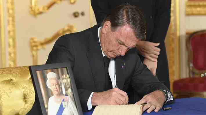 Bolsonaro improvisa un acto electoral en medio de visita a Londres por muerte y funerales de Isabel II
