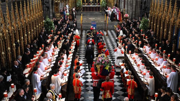 Reino Unido y el mundo despiden a Isabel II en el "funeral del siglo":  cuerpo de la monarca ya está en la abadía de Westminster | Emol.com