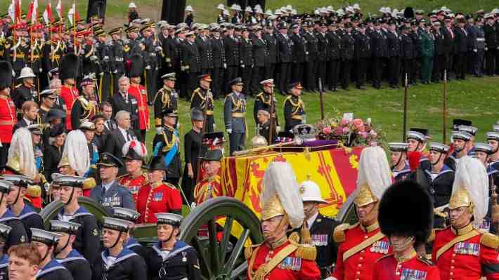 El féretro de Isabel II llega al castillo de Windsor: monarca será sepultada en ceremonia privada en la tarde de este lunes