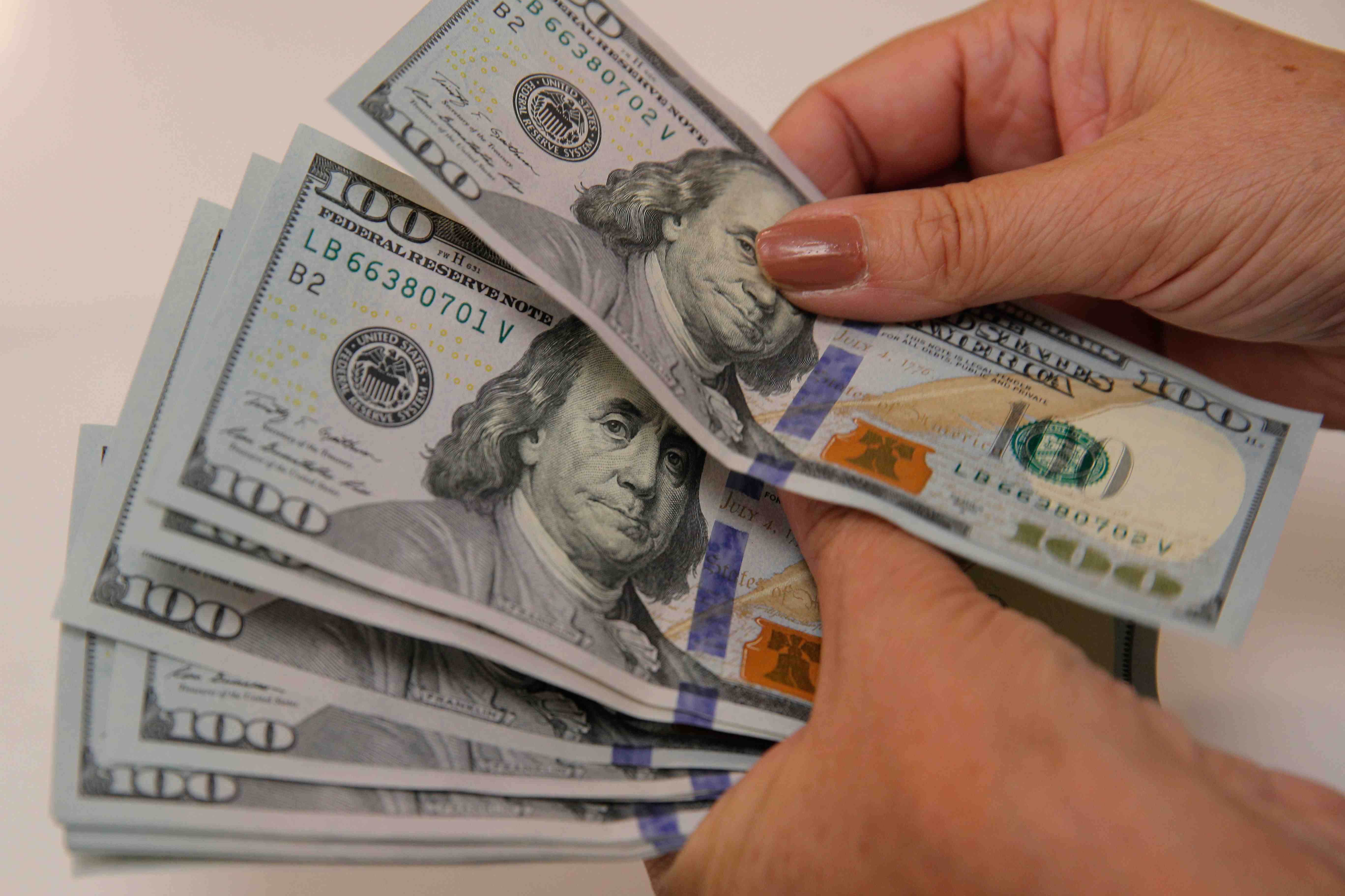 Dólar anota su quinta alza consecutiva y supera los $935: Mercado expectante a decisión de tasas en EE.UU.