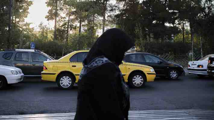 Qué es y cómo opera la "policía de la moral", acusada de matar a una joven iraní por no llevar bien el velo