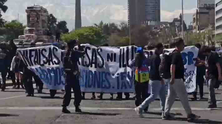 Manifestaciones de estudiantes en Santiago: Corte de tránsito en calles y Metro ha debido cerrar estaciones