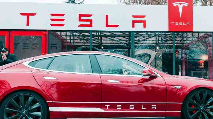 Tesla llama a revisión más de un millón de vehículos en Estados Unidos