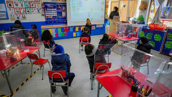 Cien mil escolares y 70 mil párvulos no tuvieron ningún tipo de contacto con su establecimiento el primer semestre
