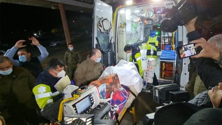 Carabinero que está grave tras ser baleado en Victoria es trasladado hasta el hospital institucional en Santiago