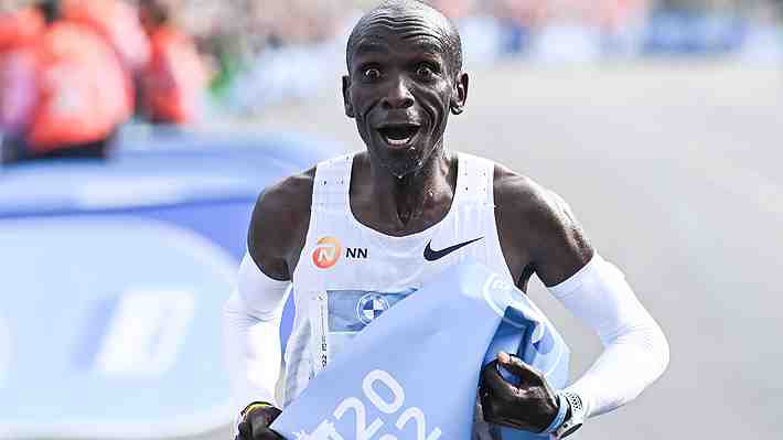 Keniano Eliud Kipchoge pulveriza otra vez el récord mundial del maratón... Mira su llegada a la meta y la emotiva celebración