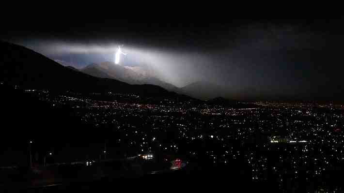 Declaran alerta temprana preventiva para 10 comunas de la RM y 7 de Coquimbo por aviso de tormentas eléctricas