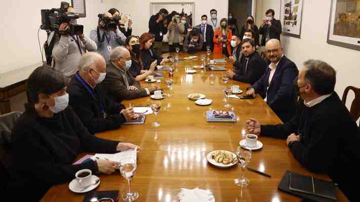 Partidos de Gobierno comienzan reunión para definir bordes y mínimos del nuevo proceso constituyente y confían en acuerdo