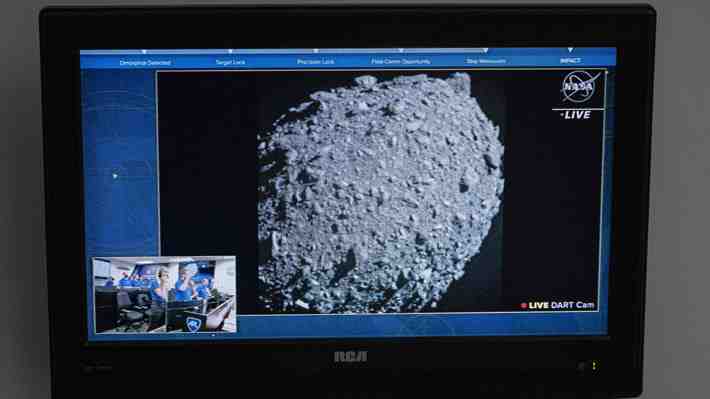 Nave espacial de la NASA logra impactar asteroide para desviar su trayectoria: Resultados podrían tardar semanas