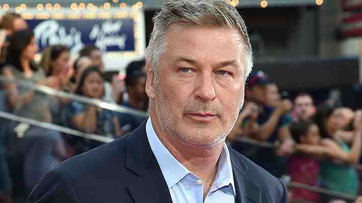 Fiscalía planea llevar a juicio a Alec Baldwin y a otras tres personas por fatal accidente en el set de "Rust"