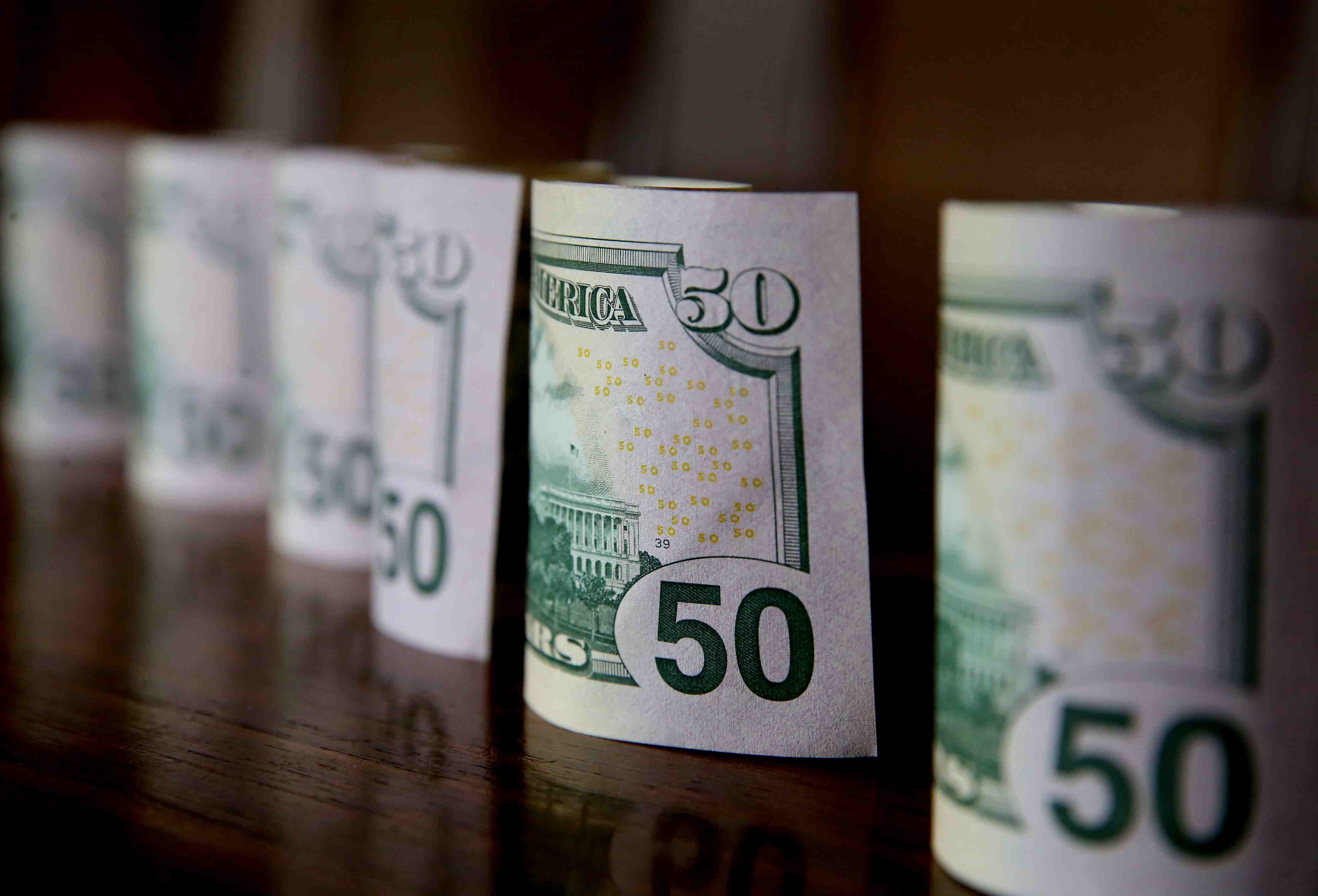 Dólar borra alzas de la mañana y registra su mayor desplome en más de dos meses: Se aleja de los $1.000