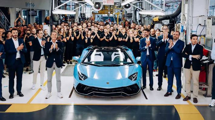 Finalmente el último Lamborghini Aventador salió de la línea de producción  