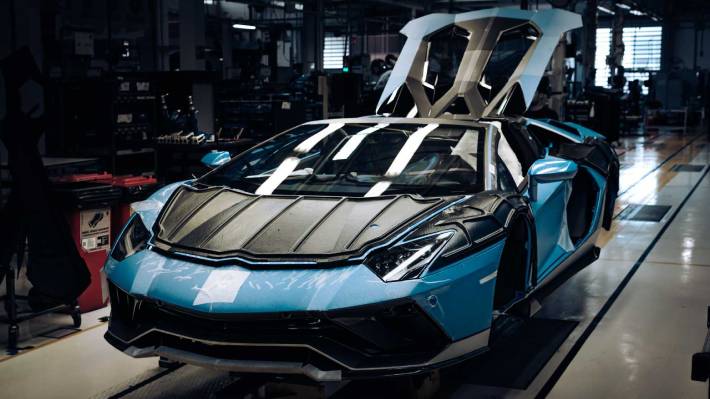 Finalmente el último Lamborghini Aventador salió de la línea de producción  