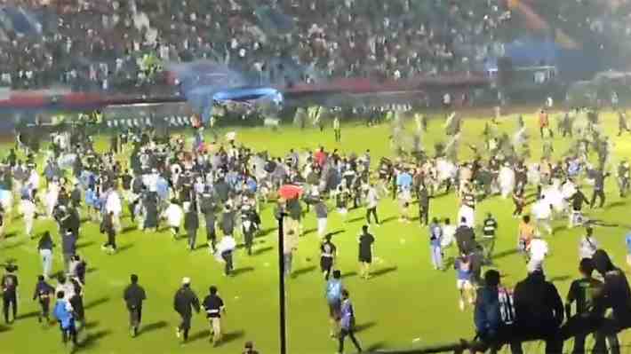 Tragedia y horror en el fútbol de Indonesia: Batalla campal termina con más de 100 muertos