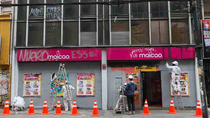 Repintado de fachadas en Valparaíso dura menos de 24 horas antes de que vuelvan los rayados
