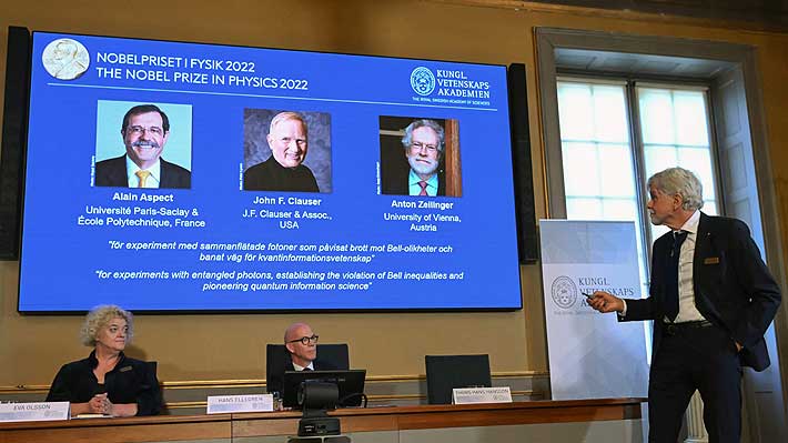 Premio Nobel de Física 2022 recae en tres expertos por su trabajo en la  ciencia de información cuántica | Emol.com