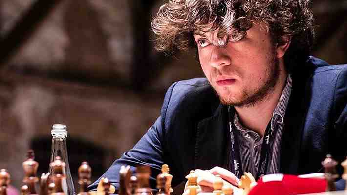 Carlsen intenta el Mate Pastor contra Domínguez