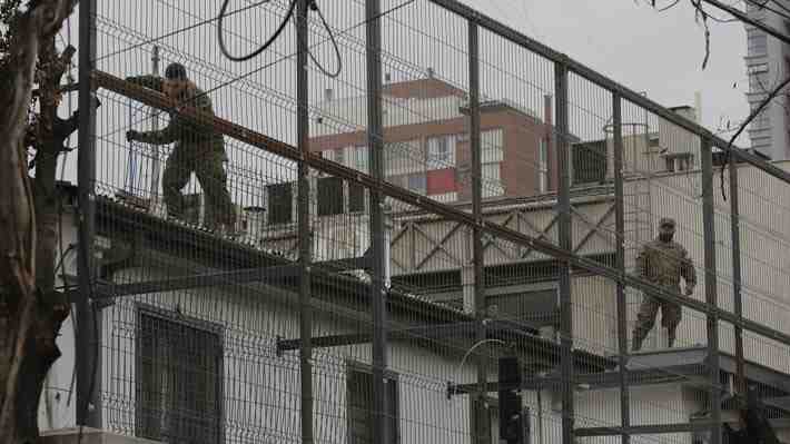 Nuevo ataque al cuartel militar cercano al INBA: Manifestantes lanzan bomba molotov a las instalaciones