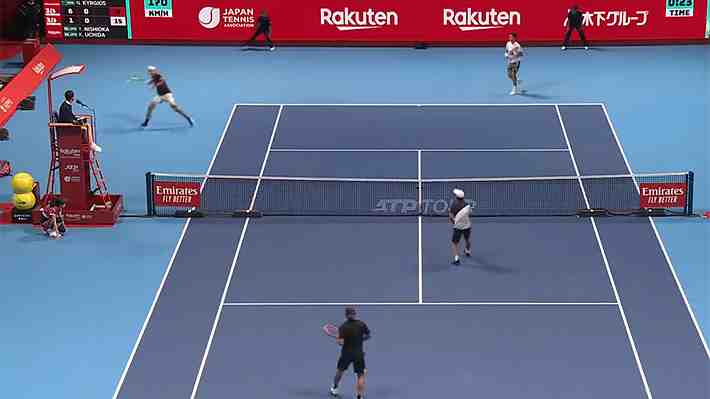 A lo Federer y por afuera de la red: Mira el espectacular tiro de Kyrgios en un dobles que hizo delirar al público