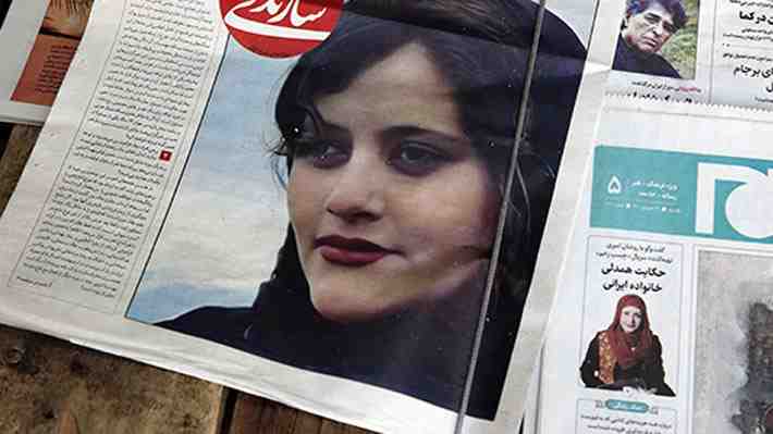 A 28 días del deceso, informe forense iraní dice que detenida por no usar bien el velo murió por enfermedad y no por "golpes"