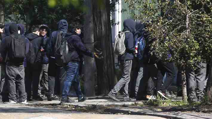 Cuarto día consecutivo: Estudiantes del INBA protagonizan enfrentamientos con Carabineros