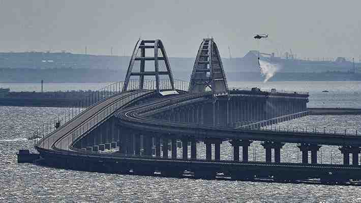 Símbolo de la anexión rusa y crucial en suministros para la guerra: La importancia del puente de Crimea