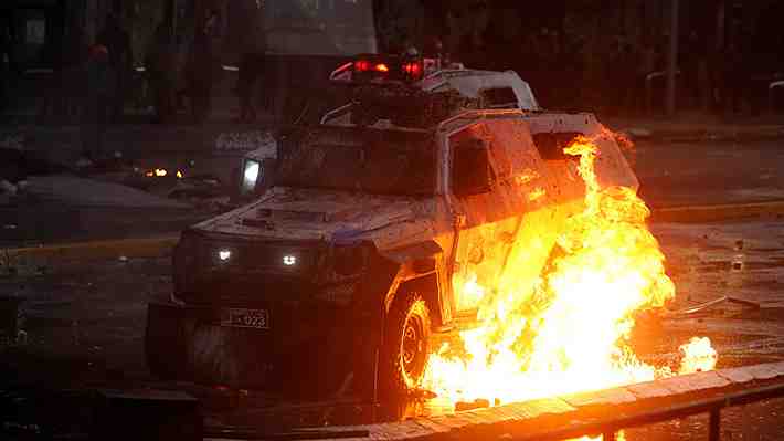 Cadem y aniversario del 18-O: 58% cree que uso de la fuerza de Carabineros fue proporcional ante violencia en las calles