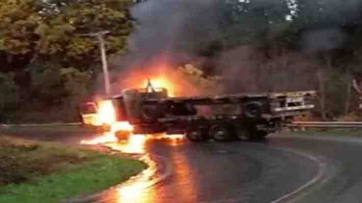 Banda de 15 sujetos encapuchados y armados queman camión forestal y roban camioneta en Arauco