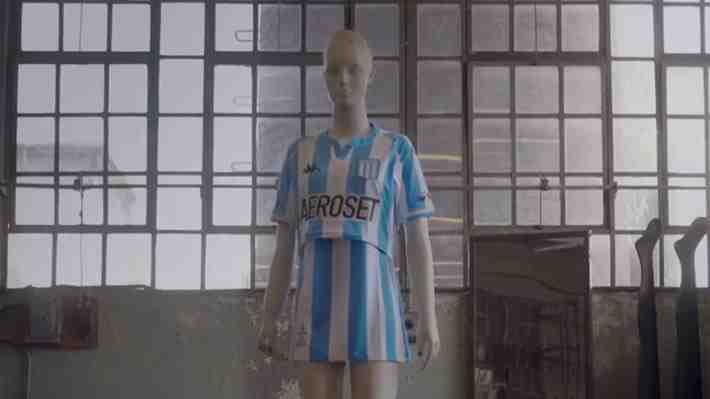 Racing Club presentó la primera camiseta de fútbol diseñada para que las mujeres puedan amamantar a sus hijos