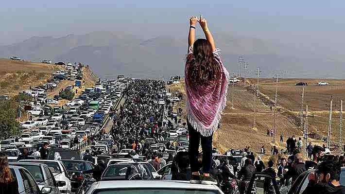 Miles de iraníes desafían a las autoridades y homenajean a Mahsa Amini en su tumba