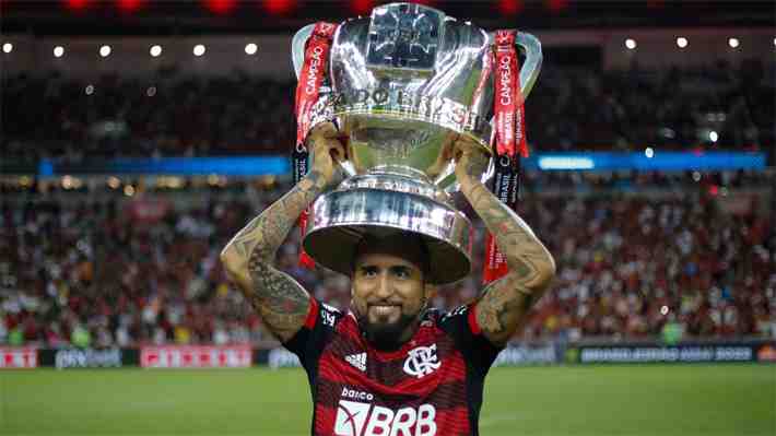 "Un animal, un loco", "una experiencia inigualable": En Brasil se rinden ante Vidal y su adaptación al Flamengo