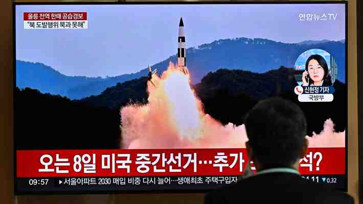 Corea del Norte lanza al menos 10 misiles hacia el mar de Japón: Uno cayó sobre las costas surcoreanas