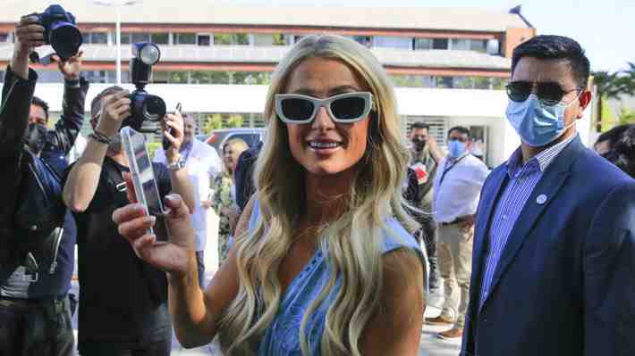 De joven rebelde a exitosa empresaria, filántropa y "la primera influencer": Paris Hilton, la celebridad que causa revuelo en Chile