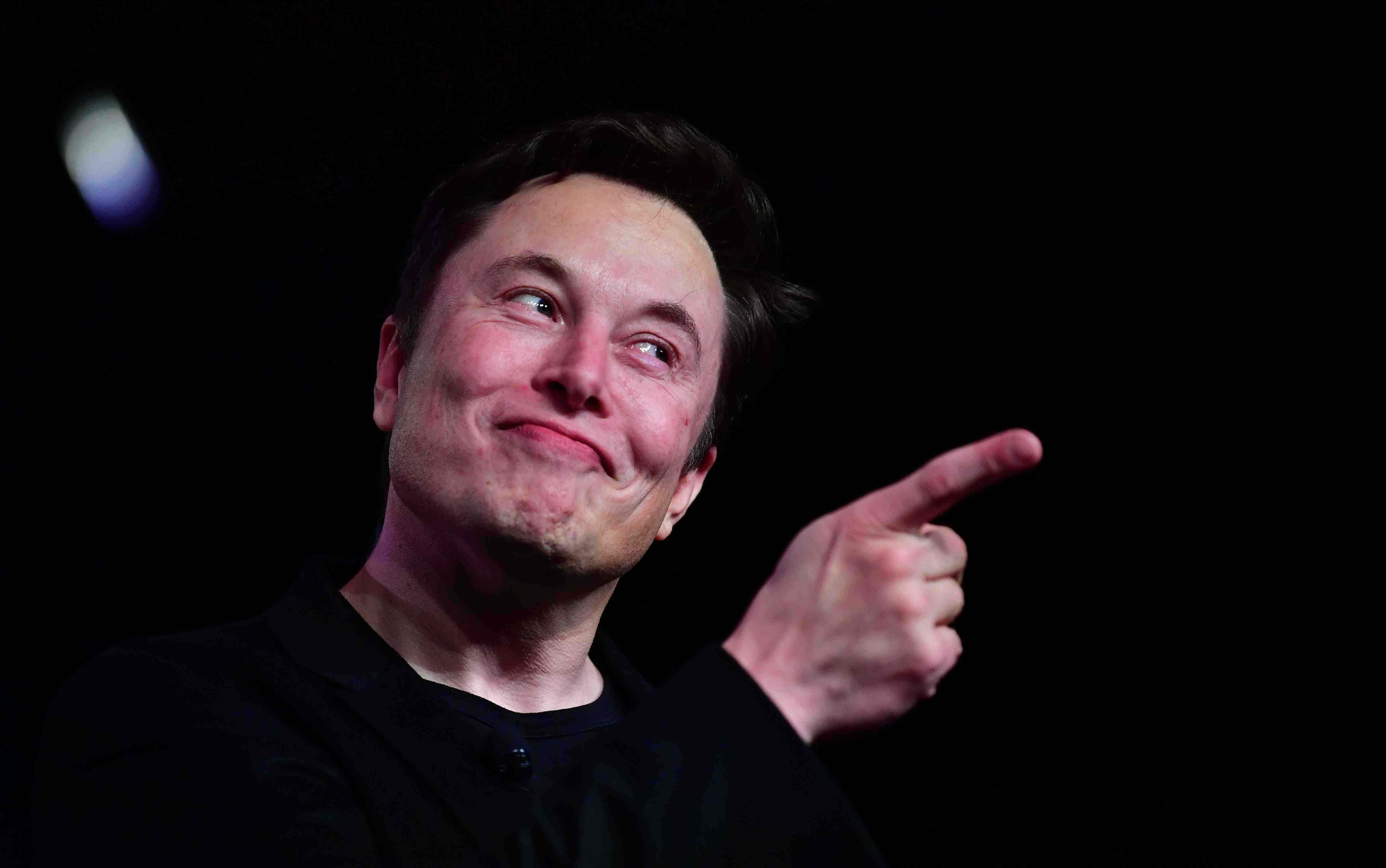 Elon Musk confirma caída de ingresos de Twitter por retirada de anunciantes y apunta a grupos activistas