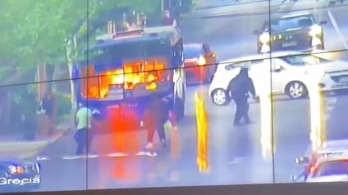 Encapuchados incendian bus de locomoción colectiva en Macul: Hay desvíos del tránsito