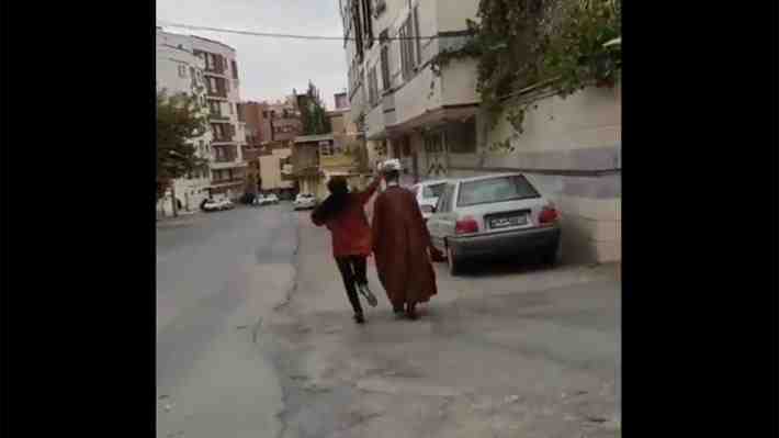 Quitarle el turbante a los clérigos es la última forma en que los jóvenes y las mujeres protestan en Irán