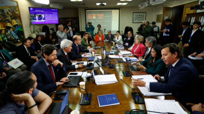 Estrategia de amarrar alza de PGU a reforma tributaria tensiona debate: Oposición cuestiona su constitucionalidad