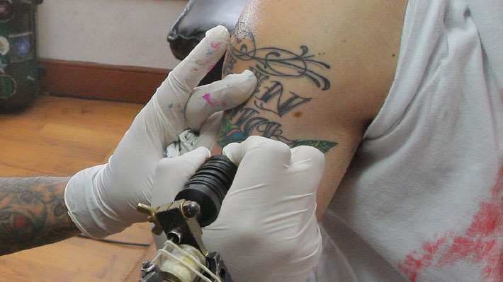 Un tatuador se ofrece a hacer tatuajes temporales a los niños enfermos para  darles cariño y confianza