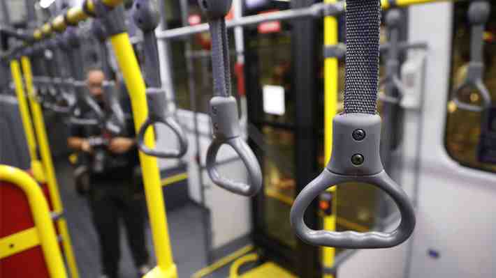 Alza de transportes: Oposición y expertos coinciden con que persistir en congelamiento de tarifas es "insostenible"