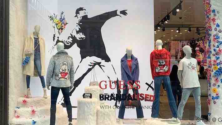 Banksy acusa a Guess de usar su obra sin permiso en su ropa y llama a clientes a sacar las prendas de la tienda "sin preguntar"