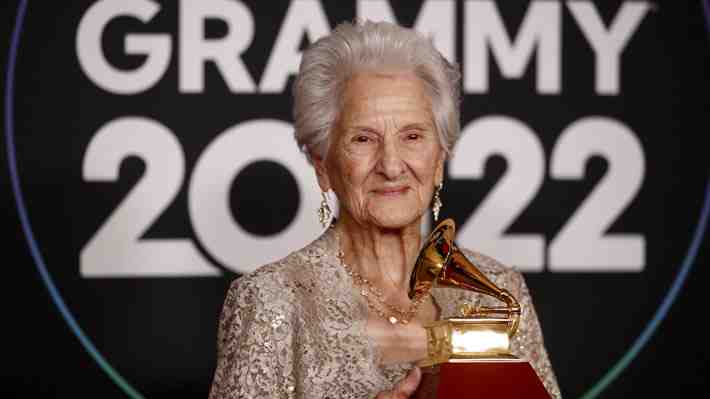 "Nunca es tarde": Cubana de 95 años ganó el Grammy Latino a la Mejor Nueva Artista