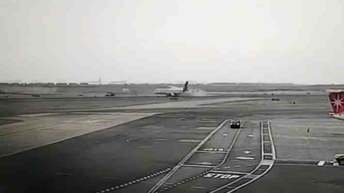 Avión de Latam sufre accidente previo a su despegue en un Aeropuerto en Lima: Se reportan dos bomberos fallecidos