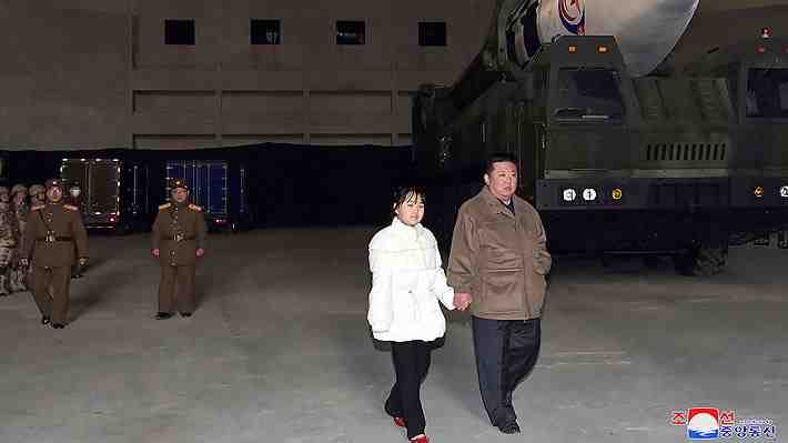 Inteligencia surcoreana cree que niña que apareció con Kim Jong-un en lanzamiento de misil es su hija del medio