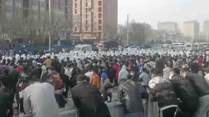China ordena confinamiento anticovid en Zhengzhou tras violentas protestas