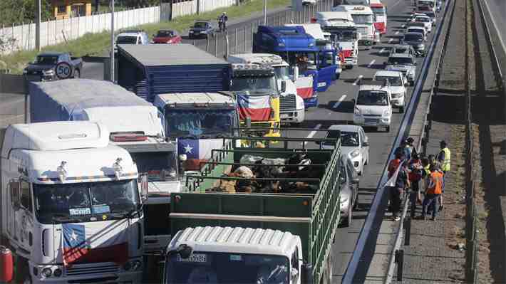 Interior informa de 48 focos al costado de la berma y tres cortes parciales de rutas por paro de camioneros
