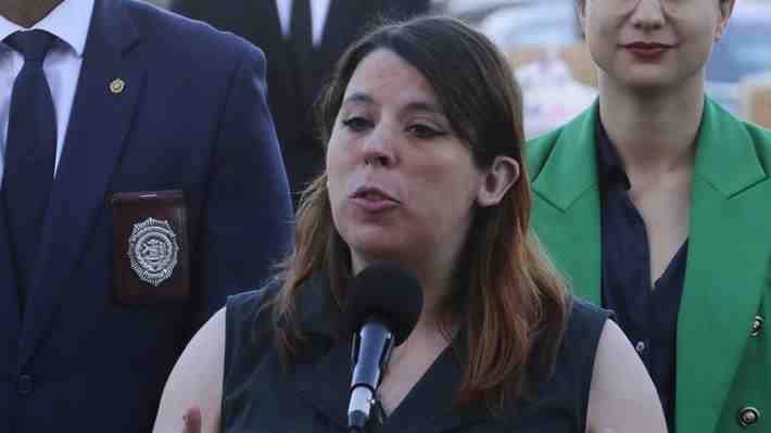 Delegada de la RM defiende gestión por recuperación de espacios públicos y dice que en marzo "la situación era realmente de crisis"