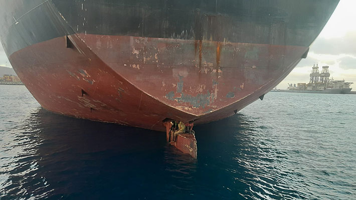 Impactante imagen: Tres personas sobreviven 11 días en un timón de buque petrolero para llegar de África a España